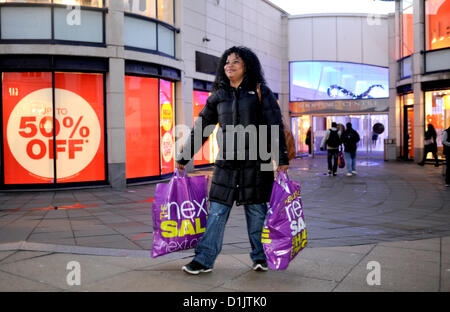 Brighton UK Komm 26. Dezember 2012 - Shopper mit Taschen voller Schnäppchen aus dem Boxing Day-Verkauf am nächsten in Brighton Stockfoto