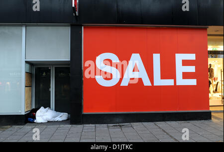 Brighton UK schläft 26. Dezember 2012 - ein Mann rau in einem Hauseingang am frühen Morgen blind bis zum Beginn der Boxing Day Sale im H & M Store in Western Road Brighton Fotografieren von Simon Dack/ALamy live-Nachrichten genommen. Stockfoto