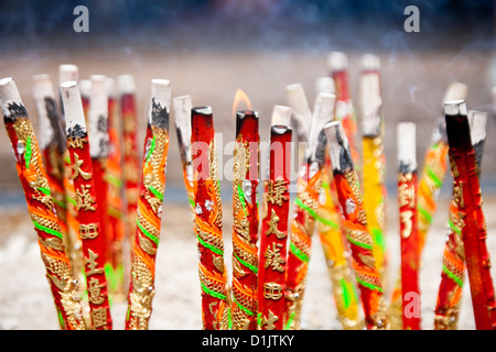 Räucherstäbchen im Tempel Stockfoto