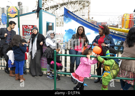 Coney Island Halloween Kinder Parade, 27. Oktober 2012. Familien warten in der Schlange für Fahrten im Luna Park nach der Parade. Stockfoto