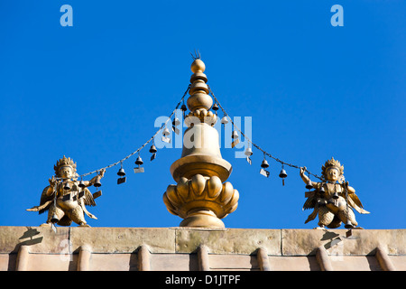 Vergoldete Bodhisattva Statuen auf dem Dach des Tempels, Lhasa, China Stockfoto