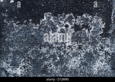 Verwitterte schwarze Farbe Textur auf Beton. Indien Stockfoto