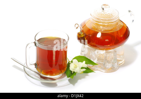 Tee wird in Glas Teetasse gegossen Stockfoto