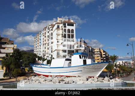 Altes Fischerboot in der Stadt von Estepona, Andalusien Spanien Stockfoto