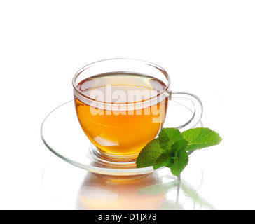 Tee in Tasse mit Blatt Minze und Zitrone isoliert auf weißem Hintergrund Stockfoto