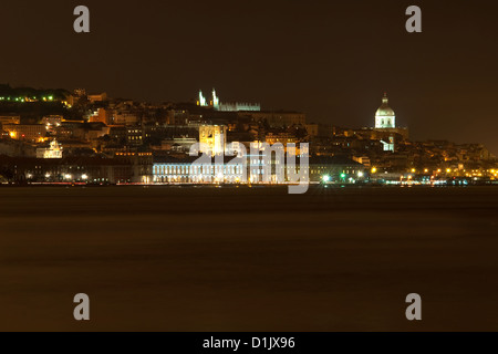 Einen schönen Blick auf das Zentrum der Stadt, in Almada, die Stadt an der gegenüberliegenden Seite genommen Stockfoto