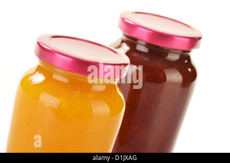 Zwei Gläser mit fruchtigen Marmeladen, isoliert auf weißem Hintergrund. Obst Stockfoto