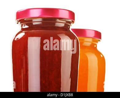 Zwei Gläser mit fruchtigen Marmeladen, isoliert auf weißem Hintergrund. Obst Stockfoto