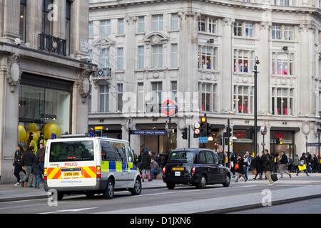 London, UK. 26. Dezember 2012 aufgrund der zwei Messerstechereien letztes Jahr auf der Oxford Street gab es mehr Polizisten im Dienst patrouillieren im belebtesten Einkaufsstraßen Londons. Stockfoto