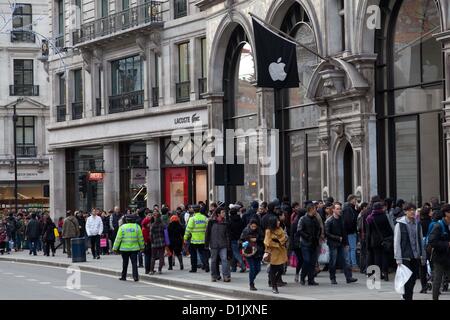 London, UK. 26. Dezember 2012 zu Fuß zwei Polizisten Regents Street, London, vorbei an den Apple Store. Aufgrund der zwei Messerstechereien letztes Jahr auf der Oxford Street gab mehr Polizisten im Dienst patrouillieren im belebtesten Einkaufsstraßen Londons. Stockfoto