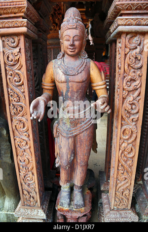 Hölzernes Schnitzen am Heiligtum der Wahrheit Tempel Prasat Sut Ja-Tum, Pattaya, Thailand zeigt eine hölzerne statue Stockfoto