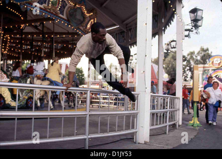 Beverly Hills Cop Iii Beverly Hills Cop Iii Eddie Murphy In Einem Vergnuegungspark Entdeckt Axel (Eddie Murphy) Den gesuchten Stockfoto