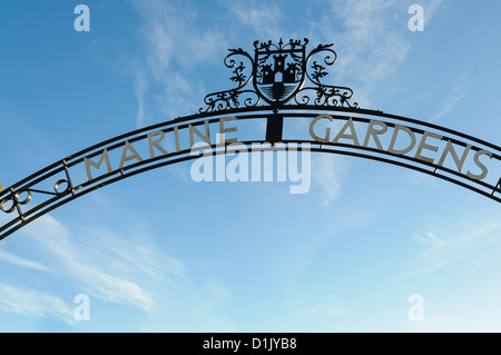 Melden Sie sich über dem Eingang zur Carrickfergus Marine Gardens Stockfoto