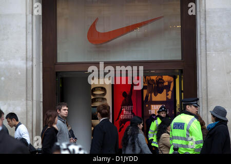 London, UK. 26. Dezember 2012 zwei Polizisten patrouillieren die Gegend um den Nike-Store auf der Oxford Street, die die Szene eines gewalttätigen Angriffs letztes Jahr am zweiten Weihnachtstag war. Diensthabenden patrouillieren im belebtesten Einkaufsstraßen Londons in diesem Jahr als Folge der Vorjahre Vorfälle gab es mehr Polizisten. Stockfoto