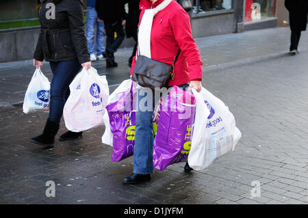 Nottingham, UK. 26. Dezember 2012. Käufer greifen Schnäppchen im Stadt Zentrum Läden.  © Ian Francis / Alamy Live News Stockfoto