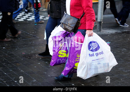 Nottingham, UK. 26. Dezember 2012. Käufer greifen Schnäppchen in den Geschäften der Stadtzentrum.  © Ian Francis / Alamy Live News Stockfoto