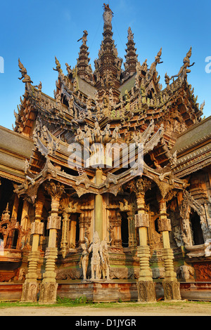 Holzschnitzereien am Heiligtum der Wahrheit Tempel Prasat Sut Ja-Tum, Pattaya, Thailand Stockfoto