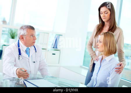 Porträt von weiblichen Patienten und ältere Arzt Interaktion zu ärztliche Beratung im Krankenhaus Stockfoto