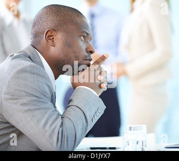 Porträt von nachdenklich führend in der Arbeitsumgebung Stockfoto