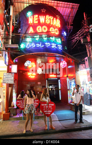 Nachtaufnahme des beleuchteten Neonreklamen und Beleuchtungen auf Walking Street in Pattaya, Thailand Stockfoto