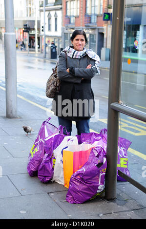 Nottingham, UK. 26. Dezember 2012. Käufer greifen Schnäppchen in den Geschäften der Stadtzentrum.  © Ian Francis / Alamy Live News Stockfoto