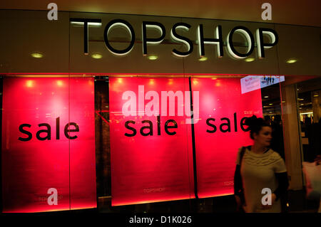 Nottingham, UK. 26. Dezember 2012. Käufer greifen Schnäppchen in den Geschäften der Stadtzentrum.  © Ian Francis / Alamy Live News Stockfoto