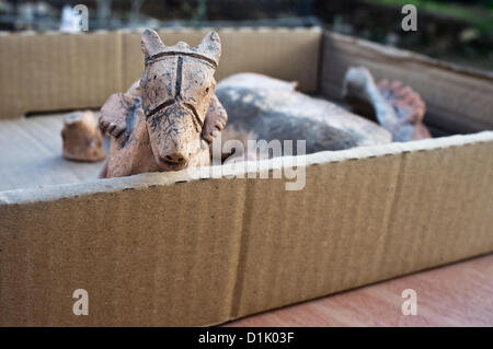 Kleine Keramik Figuren ausgegraben am Tel Motza belegen seltene religiöse Praktiken und Rituale in den frühen Tagen des Königreichs Juda. Motza, Israel. 26. Dezember 2012.  Ein Tempel, Keramik Figuren und andere Artefakte bietet seltene Zeugnis von einem rituellen Kult im Großraum Jerusalem zu Beginn der Monarchie-Periode, von der Israel Antiquities Authority am Tel Motza bei Ausgrabungen freigelegt. Stockfoto