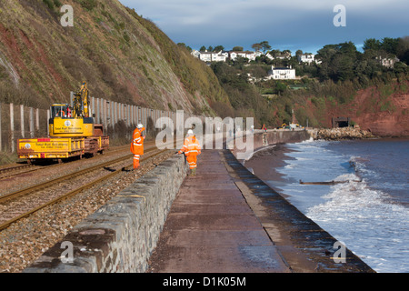 Teignmouth, Devon, England. 24. Dezember 2012. Ein Erdrutsch in Teignmouth Dawlish Eisenbahnlinie. Stockfoto