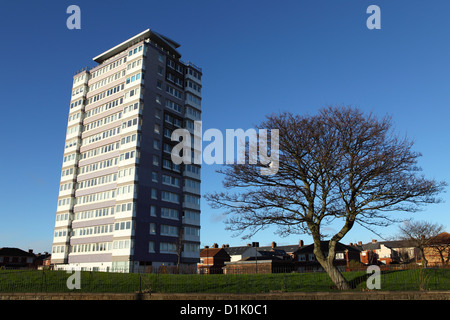 Ein Hochhaus Wohnblock in Sunderland, England. Stockfoto