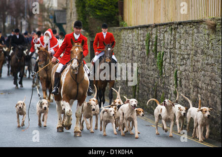 Hay-on-Wye, Wales, UK. 26. Dezember 2012. Die Golden Valley Jagd versammeln sich in Hay on Wye für ihre jährliche Boxing Day Jagd. Fahrer aller Altersgruppen nahmen Teil, angefeuert und gefolgt von vielen Unterstützern. Bildnachweis: Jeff Morgan / Alamy Live News Stockfoto