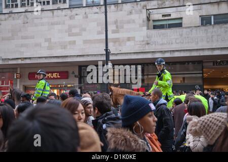 London, UK, 26. Dezember 2012 zwei Polizisten auf dem Pferderücken ein Auge auf die Massen. Aufgrund der zwei Messerstechereien letztes Jahr auf der Oxford Street gab mehr Polizisten im Dienst patrouillieren im belebtesten Einkaufsstraßen Londons. Stockfoto