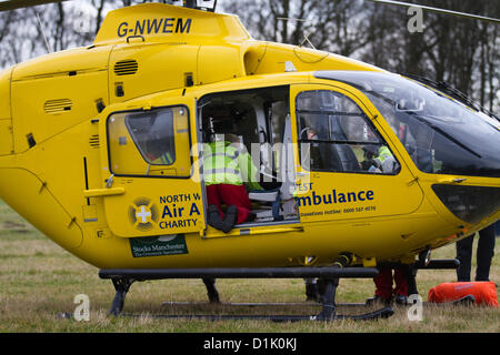 G-NWEM. Eurocopter EC 135 T2 bei Bludenz in der Nähe von Bolton, Lancashire Mittwoch, 26 Dezember, 2012: North West Air Ambulance Liebe Hubschrauber verletzt besucht weibliche Zuschauer, die in den Kopf von einem Pferd getreten worden war, in einem Feld zu Rivington, wo die Holcombe Jagd für einen Boxing Day Veranstaltung gesammelt. Stockfoto