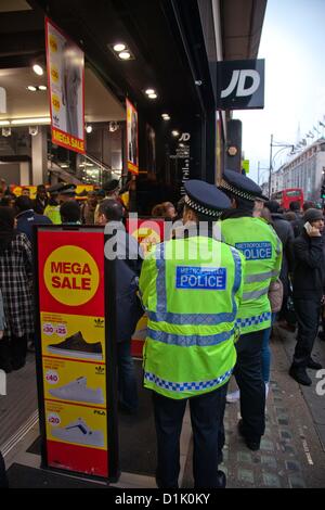 London, UK. 26. Dezember 2012 aufgrund der zwei Messerstechereien letztes Jahr auf der Oxford Street gab es mehr Polizisten im Dienst patrouillieren im belebtesten Einkaufsstraßen Londons. Stockfoto