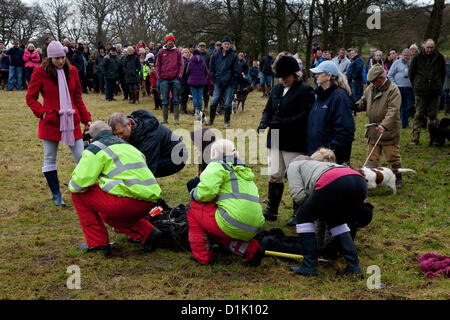 Flugambulanz-Crew besucht Unfallopfer in Horwich bei Bolton, Lancashire Mittwoch, 26th. Dezember 2012: North West Air Ambulance-Hubschraubercrew besucht verletzte weibliche Zuschauerin, die von einem Pferd in den Kopf getreten wurde, auf einem Feld in Rivington, wo sich die Holcombe-Jagd zu einem Boxing Day-Event versammelt hatte. Stockfoto