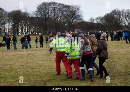 Flugambulanz-Crew besucht Unfallopfer in Horwich bei Bolton, Lancashire Mittwoch, 26th. Dezember 2012: North West Air Ambulance-Hubschraubercrew besucht verletzte weibliche Zuschauerin, die von einem Pferd in den Kopf getreten wurde, auf einem Feld in Rivington, wo sich die Holcombe-Jagd zu einem Boxing Day-Event versammelt hatte. Stockfoto