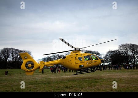 G-NWEM. Eurocopter EC135T2 in Horwich bei Bolton, Lancashire Mittwoch, 26. Dezember 2012: North West Air Ambulance Charity Helikopter besucht eine verletzte Zuschauerin, die von einem Pferd in den Kopf getreten worden war, auf einem Feld in Rivington, wo sich die Holcombe Hunt zu einem Boxing Day Event versammelte. Stockfoto