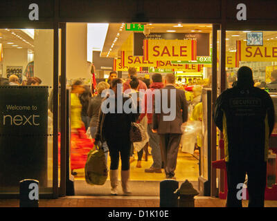 Preston, UK, 07:00, 26. Dezember. Shopper-Warteschlange für die größte entpuppen für "Nächster Shop" Boxing Day Verkauf seit Jahren bei Capitol Center Preston, Lancashire Stockfoto