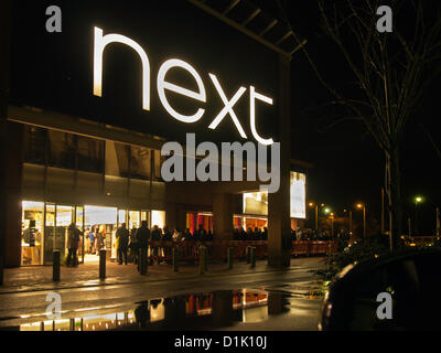 Preston, UK, 07:00, 26. Dezember. Shopper-Warteschlange für die größte entpuppen für "Nächster Shop" Boxing Day Verkauf seit Jahren bei Capitol Center Preston, Lancashire Stockfoto