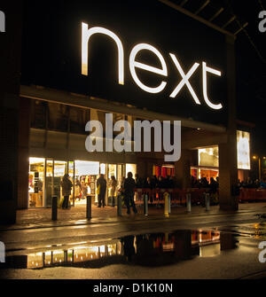 Preston, UK, 07:00, 26. Dezember. Shopper-Warteschlange für die größte entpuppen für "Nächster Shop" Boxing Day Verkauf seit Jahren bei Capitol Center Preston, Lancashire Stockfoto