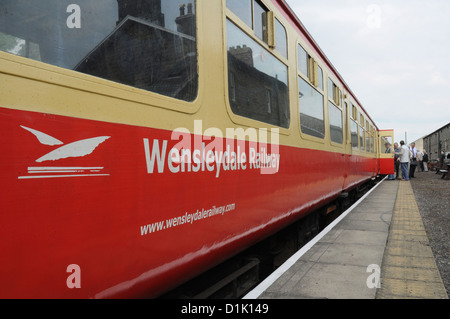 Beförderung und Plattform an Leyburn Station auf die Wensleydale Eisenbahn, Yorkshire Dales, England, UK Stockfoto