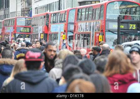 Oxford Street, London, UK. 26. Dezember 2012. Boxing Day Shopper und Busse auf der Oxford Street. Shopper füllen die Straßen am Boxing Day Umsatz im Zentrum von London. Bildnachweis: Matthew Chattle / Alamy Live News Stockfoto