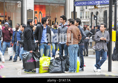 Oxford Circus, London, UK. 26. Dezember 2012. Boxing Day Shopper in der Nähe von Oxford Circus entfernt. Shopper füllen die Straßen am Boxing Day Umsatz im Zentrum von London. Bildnachweis: Matthew Chattle / Alamy Live News Stockfoto