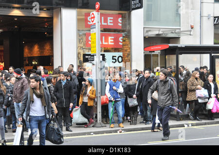 Oxford Street, London, UK. 26. Dezember 2012. Boxing Day Shopper auf der Oxford Street an einer Bushaltestelle, mit die meisten Rohre geschlossen wegen eines Streiks von den Fahrern. Shopper füllen die Straßen am Boxing Day Umsatz im Zentrum von London. Bildnachweis: Matthew Chattle / Alamy Live News Stockfoto