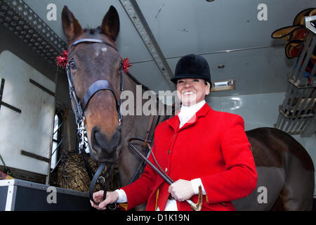 Horwich bei Bolton, Lancashire Mittwoch, 26th. Dezember 2012: Susan Simmons ist die Senior Lady Master of the Holcombe Hunt, auf ihrem Pferd Taffy, in Rivington, wo Pferde und Reiter zur jährlichen Boxing Day Hunt zusammenkommen. Stockfoto