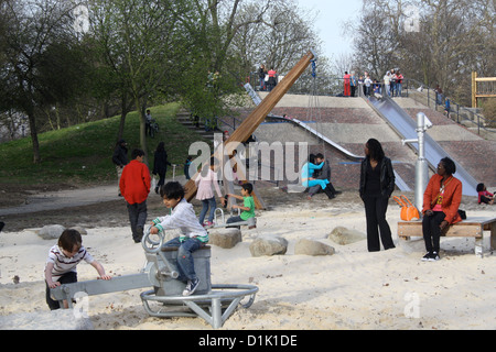 Kinder spielen im Victoria Park, East London, UK Stockfoto