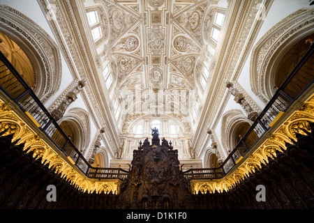 Mahagoni Chorgestühl und Lünette Gewölbe oben in herrlichen Kathedrale Mezquita in Córdoba, Andalusien, Spanien. Stockfoto