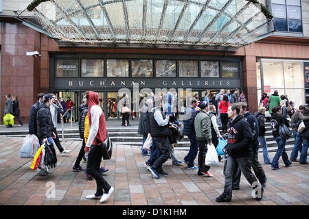 Buchanan Street, Glasgow, Schottland, Großbritannien, Mittwoch, 26th. Dezember 2012. Leute, die beim Verkauf am zweiten Weihnachtsfeiertag im Stadtzentrum neben dem Einkaufszentrum Buchanan Galleries einkaufen Stockfoto