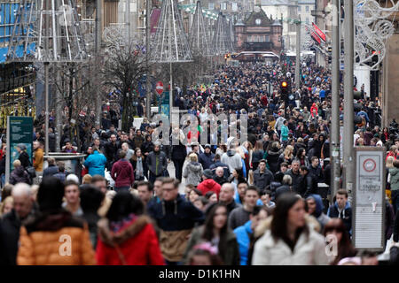 Buchanan Street, Glasgow, Schottland, Großbritannien, Mittwoch, 26th. Dezember 2012. Leute, die beim Verkauf am zweiten Weihnachtsfeiertag in einem sehr belebten Stadtzentrum einkaufen. Stockfoto