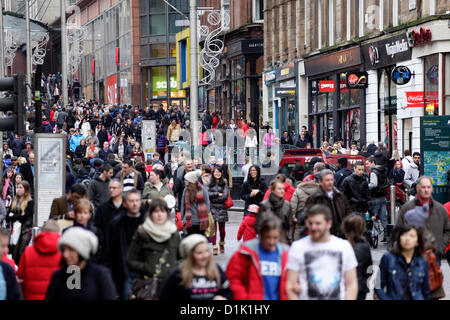 Buchanan Street, Glasgow, Schottland, Großbritannien, Mittwoch, 26th. Dezember 2012. Leute, die beim Verkauf am zweiten Weihnachtsfeiertag in einem sehr belebten Stadtzentrum einkaufen. Stockfoto