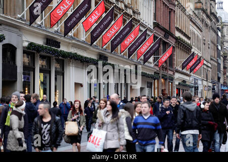 Buchanan Street, Glasgow, Schottland, Großbritannien, Mittwoch, 26th. Dezember 2012. Die Leute, die am zweiten Weihnachtsfeiertag im Stadtzentrum neben dem Kaufhaus House of Fraser einkaufen Stockfoto